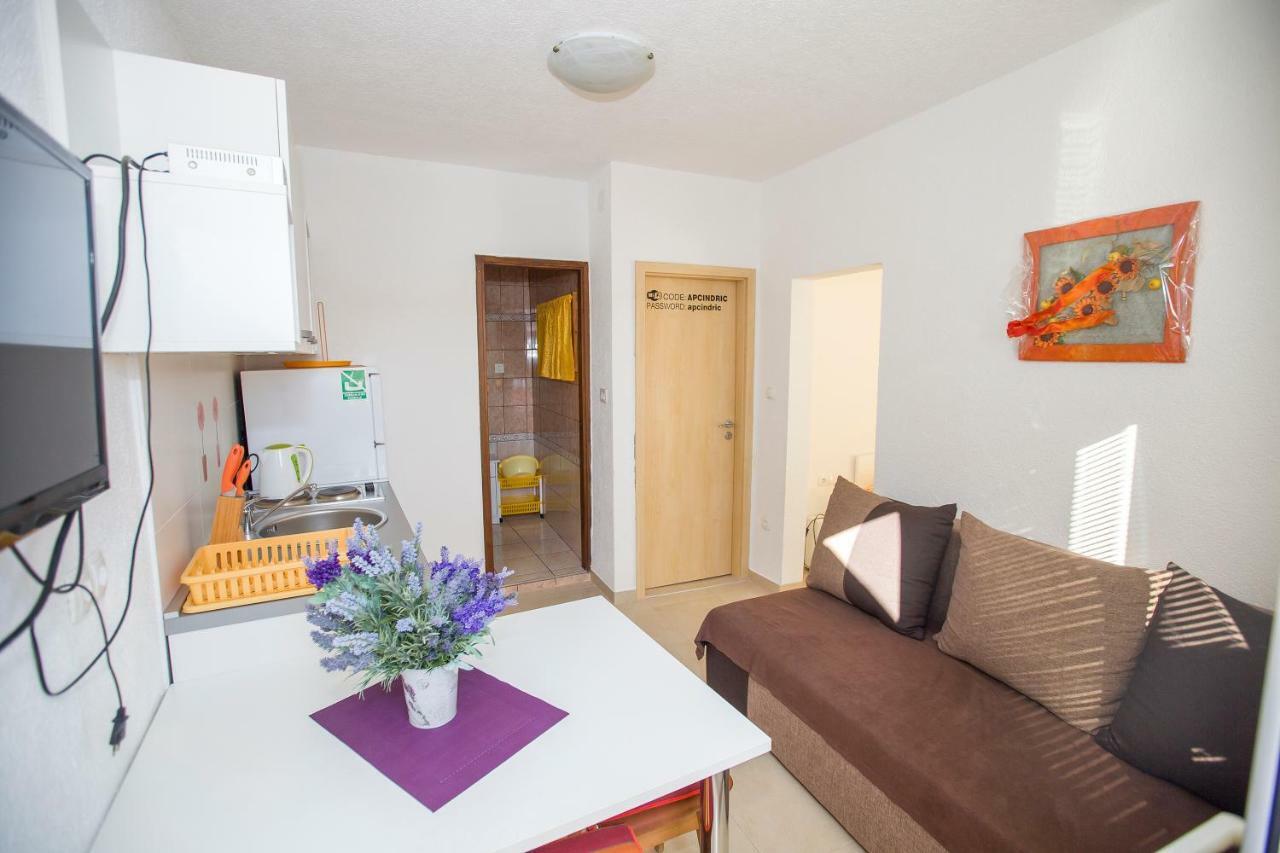 Apartmani Cindric Karlobag Eksteriør billede