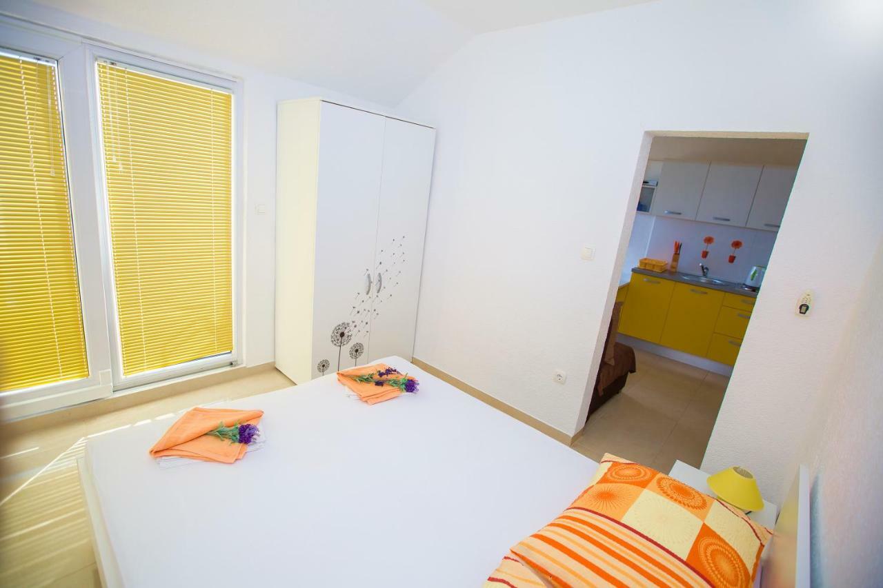 Apartmani Cindric Karlobag Eksteriør billede
